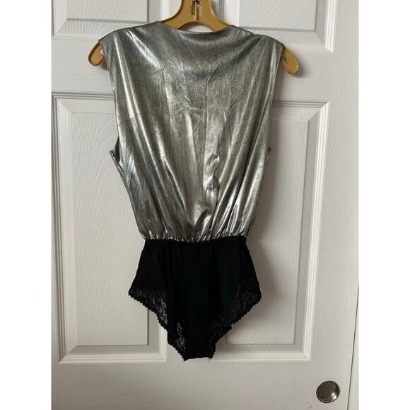 Womens Shiny Metallic Bodysuit Medium Silver Faux Wrap Lace Sleeveless Snap USA - Picture 2 of 9
